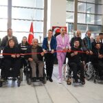 Engelleri aşan sanatçı Alper Kocabıyık'ın resim sergisi açıldı