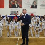 Gölcük Belediyespor bünyesindeki Taekwondo branşında bulunan 330 sporcu, düzenlenen törenle kuşak atladı.