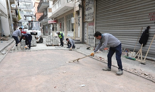 Bayraklı’da yol yenileme ve üst geçit çalışmaları sürüyor