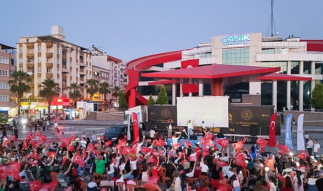 Canik Belediyesi’nin Açık Hava Konser ve Sinema Gecesi coşku dolu anlara sahne oldu.